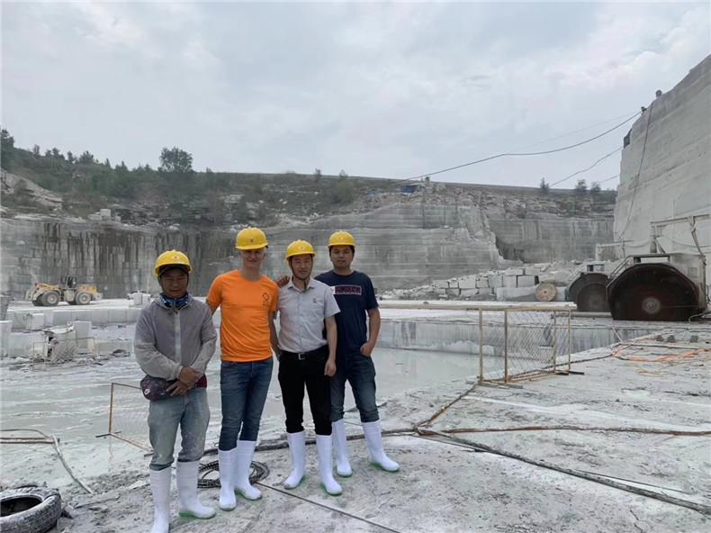 石材開采設備金剛石繩鋸機出口美國采石場