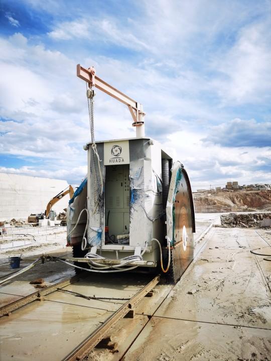 開采石材礦山大型鋸石機設備出口澳大利亞