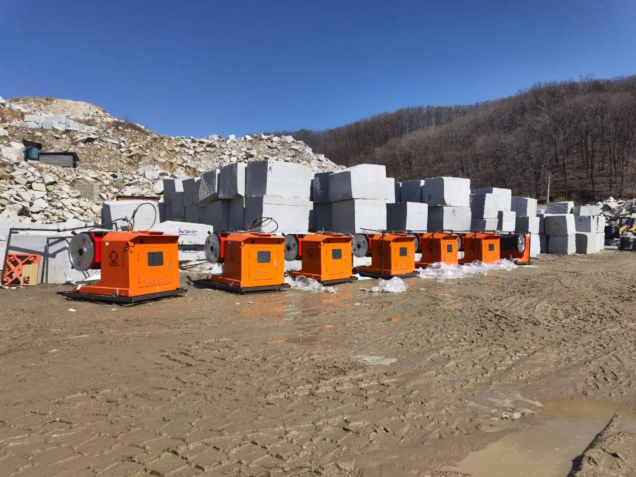 華大金剛石繩鋸機(jī)石材礦山開采設(shè)備繩鋸切割機(jī)出貨現(xiàn)場