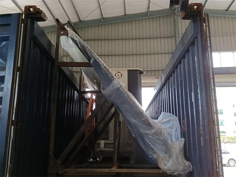 華大礦山圓盤鋸石機大型礦山裝柜出貨