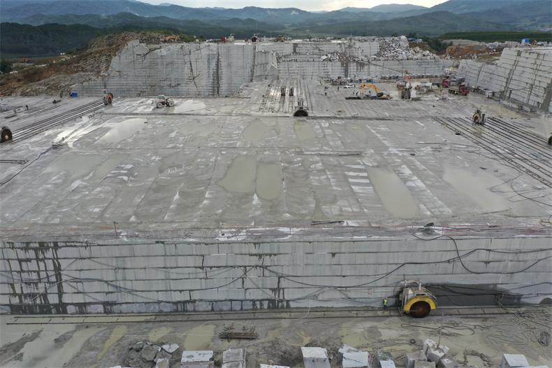 花崗巖石材開采.jpg