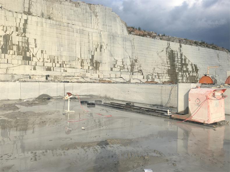 金剛石繩鋸切割機(jī)開(kāi)采石材的基本條件