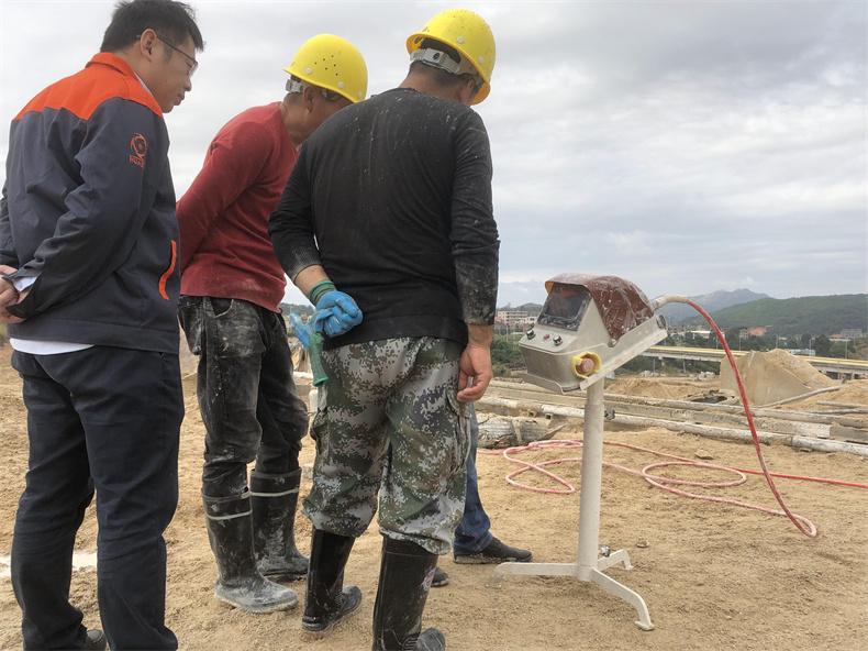 華大超硬技術人員為客戶提供優質售后服務