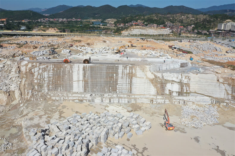 火焰切割機、金剛石繩鋸機與鑿巖機組合開采花崗巖的作業(yè)方法